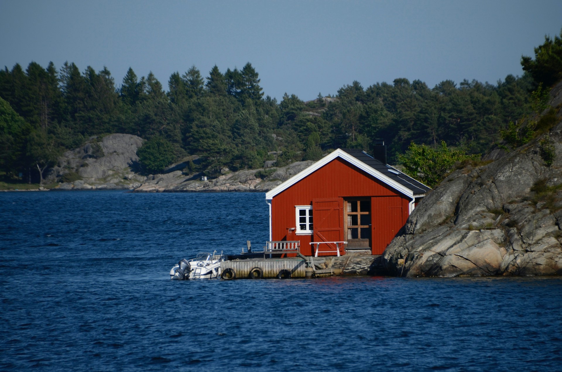 Rødt naust på svaberg i Grimstad-skjærgården