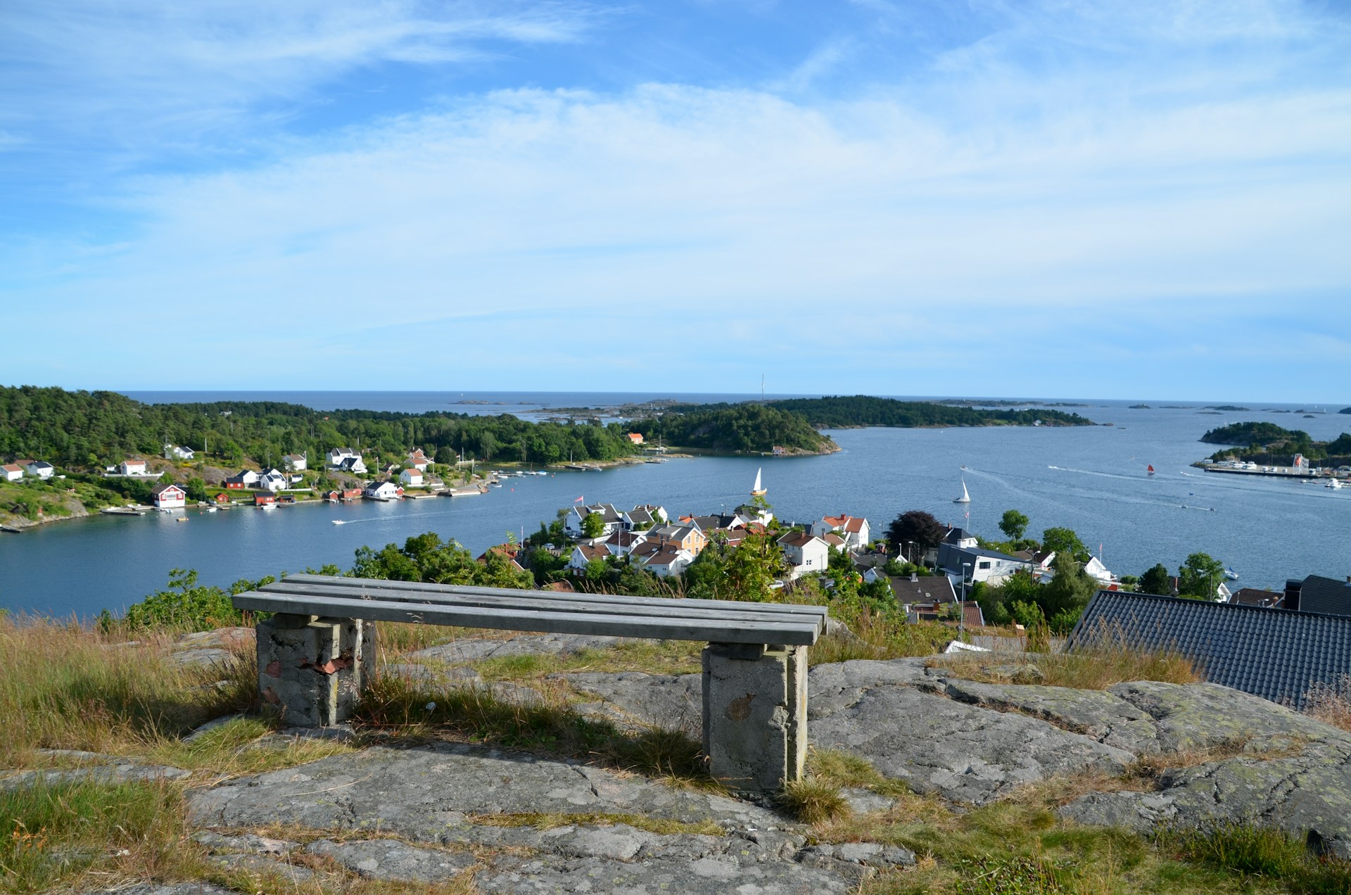 Utsikt over Grimstad-skjærgården fra høyde – øyer, sund og seilbåter