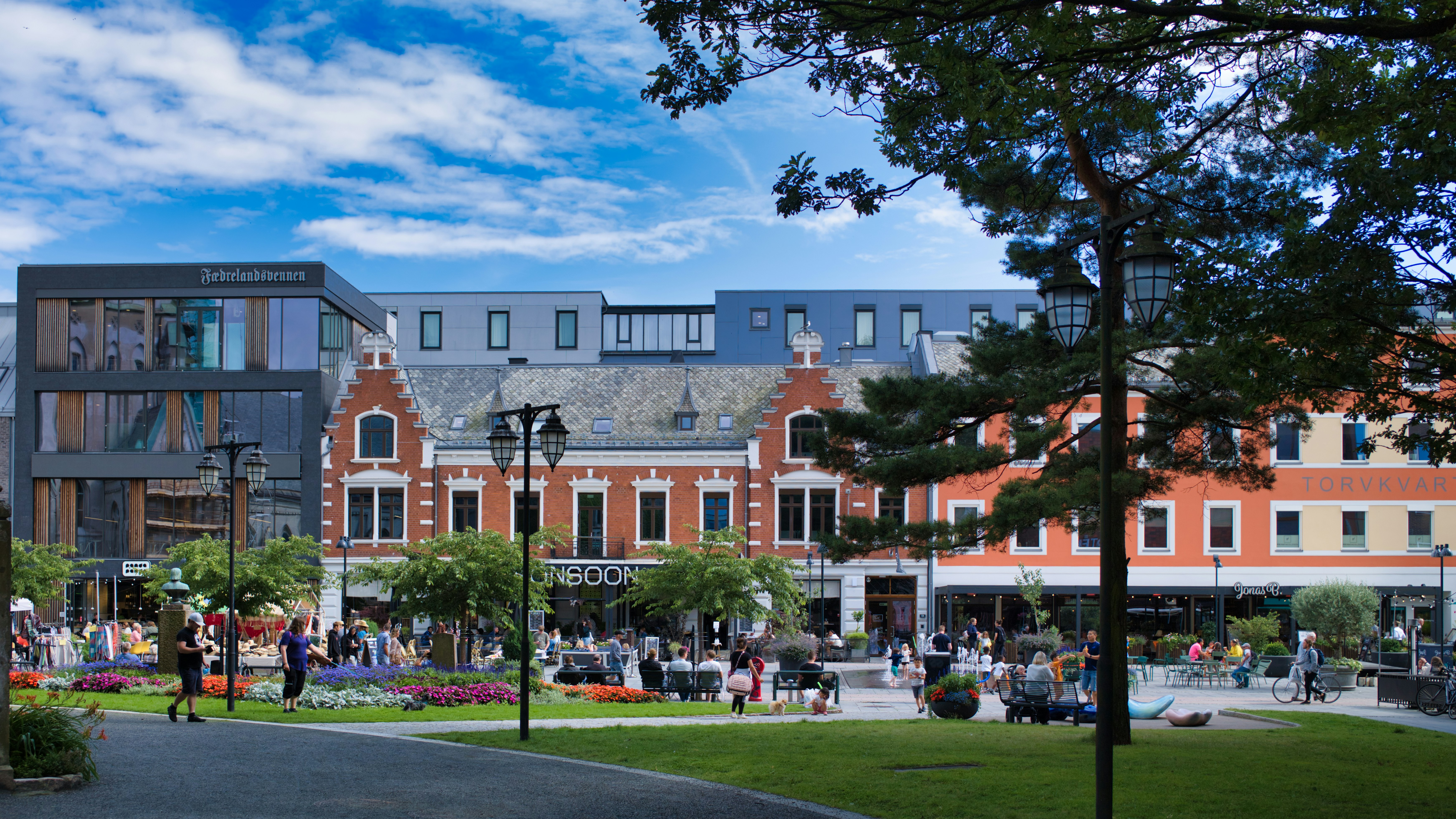 Sørlandet – sørlandsby med torg og fargerike hus