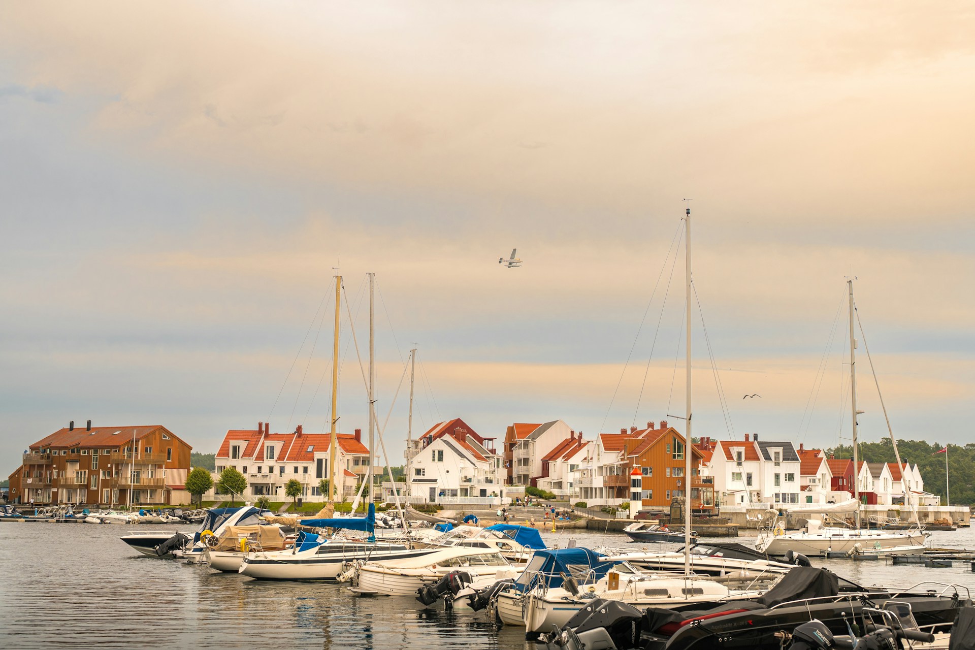 Risør – hvite trehus langs havnen i sommersolskinn